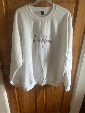 Gildan White Crewneck Sweatshirt with 'thankful' Script